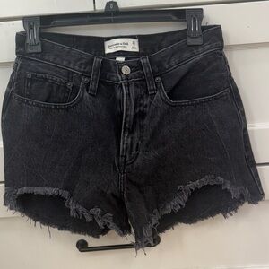 Abercrombie & Fitch mid rise boyfriend short. Curve love